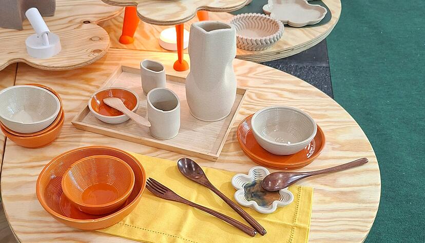 Machen das Zuhause wohnlich: warme Farben. Hier zu sehen auf dem Tisch - und auf der Messe Ambiente.