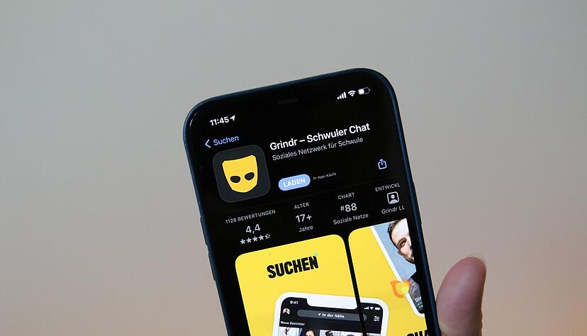 Die Schwulen-App Grindr - ein Kofferwort aus «Guy» und «Finder» (also Kerlefinder) und angelehnt ans Verb «grind» (reiben, schleifen) - sortiert mögliche Partner nicht mehr zuerst nach gemeinsamen Interessen, sondern danach, wer gerade mit dem Handy in der Nähe ist. (Archivbild) Die Schwulen-App Grindr - ein Kofferwort aus «Guy» und «Finder» (also Kerlefinder) und angelehnt ans Verb «grind» (reiben, schleifen) - sortiert mögliche Partner nicht mehr zuerst nach gemeinsamen Interessen, sondern danach, wer gerade mit dem Handy in der Nähe ist. (Archivbild)