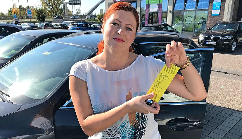 Yulia Gelber ist am Montag beim Tierarzt am Kaisersturm, danach findet sie an der Scheibe ein gelbes Ticket vor. Foto: Adrian Hoffmann