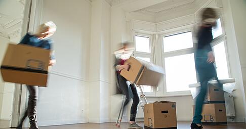 Die besenreine Übergabe ist im Mietrecht fest verankert: Mieter müssen die Wohnung sauber und leer zurückgeben.