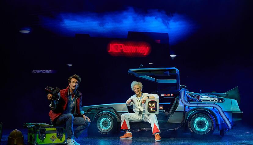 Marty McFly und Doc Brown brauchen mit ihrem Kultauto in der Zukunft keine Stra&szlig;en.