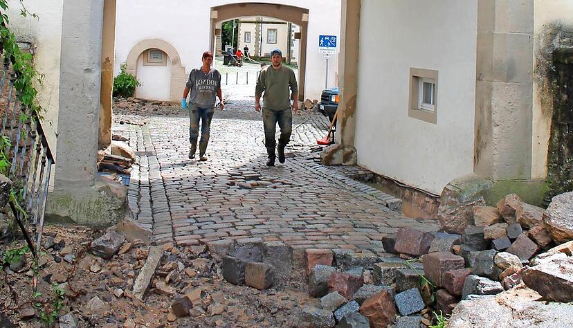 Der Honigbach hat in der Unwetternacht den Eingang ins Kloster Schöntal verbarrikadiert. Diese Hindernisse sind mittlerweile aus dem Weg geräumt.Foto: Griesinger