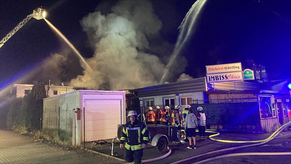 Dichter Qualm lag über den Gebäuden. Dichter Qualm lag über den Gebäuden.