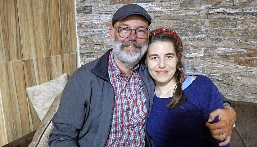 Gl&uuml;cklich vereint:
Volker und Tochter Lea Bunse kurz vor Abflug am Flughafen in Erbil.