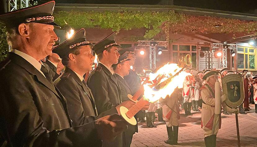 Mit Fackeln beleuchtet die Freiwillige Feuerwehr Bretzfeld den Auftritt des Dinkelsbühler Knabenchors. Damit wird das 50-jährige Bestehen der Großgemeinde gefeiert.