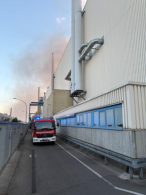 In Neckarsulm r&uuml;ckte die Feuerwehr zu einem Feuer in der Hafenstra&szlig;e aus.