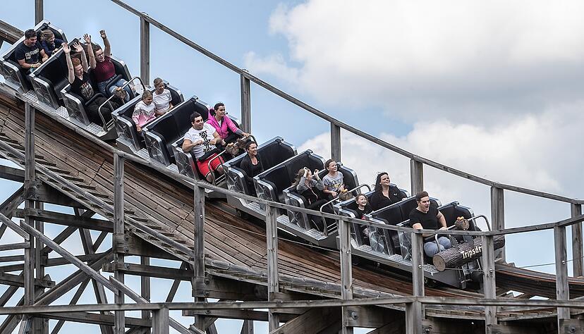 Attraktionen, wie hier die Holzachterbahn Mammut, machen Tripsdrill zum Besuchermagneten.