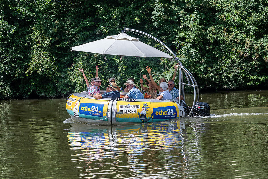Hitze in Heilbronn: mit dem motorisierten Donut auf dem Neckar unterwegs.