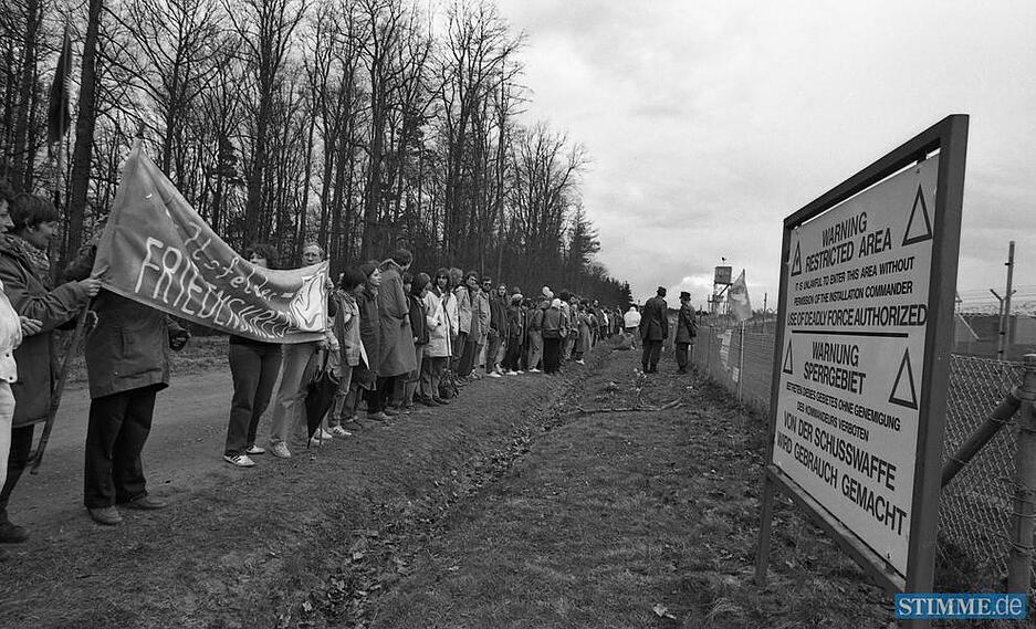 Zwölftausend Menschen finden sich zum friedlichen Protest am Ostermontag 1985 auf der Waldheide ein. Eine dichte Menschenkette umschließt die hermetisch abgeriegelte US-Raketenbasis.