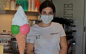 Etizia Galanis verkauft in der Neckargartacher Sachsen&auml;ckerstra&szlig;e Eis.