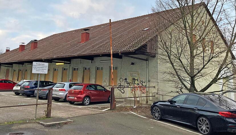 Die Tage der Schuppen bei der Alten Kelter dürften gezählt sein: Im Raum steht, dort eine Grundschule oder einen Pausenhof anzulegen. Foto: Archiv Die Tage der Schuppen bei der Alten Kelter dürften gezählt sein: Im Raum steht, dort eine Grundschule oder einen Pausenhof anzulegen. Foto: Archiv