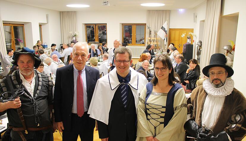 Amtmannfrau Sandra Walter hatte an diesem Abend eine mutige Rede im Gepäck. Eingerahmt wird sie von Fähnrich Bernhard Baumgärtner (v.l.), OB Harry Mergel, Ehrenritter Theo Rappold und Hauptmann Nicolai Knauer.
Fotos: Christian Gleichauf Amtmannfrau Sandra Walter hatte an diesem Abend eine mutige Rede im Gepäck. Eingerahmt wird sie von Fähnrich Bernhard Baumgärtner (v.l.), OB Harry Mergel, Ehrenritter Theo Rappold und Hauptmann Nicolai Knauer.
Fotos: Christian Gleichauf