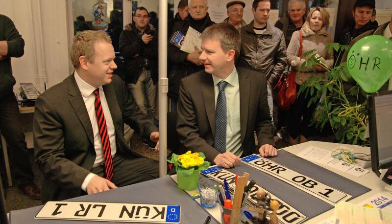 Am 10. Februar 2015 wurden in Öhringen die ersten ÖHR-Kennzeichen ausgegeben. Landrat Matthias Neth (l.) und OB Thilo Michler waren dabei. Foto: Archiv/Tscherwitschke