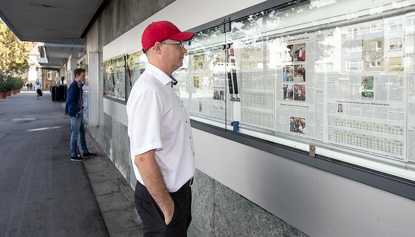 Wie Markus Leischnig aus Lehrensteinsfeld informieren sich am Zeitungs-Schaufenster der Heilbronner Stimme viele Passanten &uuml;ber die Wahl.
Foto: Andreas Veigel