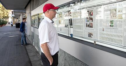 Wie Markus Leischnig aus Lehrensteinsfeld informieren sich am Zeitungs-Schaufenster der Heilbronner Stimme viele Passanten &uuml;ber die Wahl.
Foto: Andreas Veigel