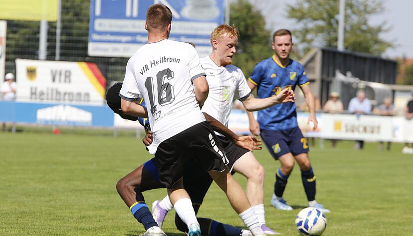 Niklas Meltzer (links) und David Scheurenbrand rennen mit dem VfR Heilbronn beim SSV Ehingen-Süd einem Rückstand hinterher.