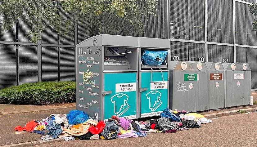 Ein eher noch harmlos aussehender Altkleider-Containerstandort in der Olgastraße in Heilbronn. Die illegal abgelegten Müllmengen steigen stetig an.
Foto: Markus Merz Ein eher noch harmlos aussehender Altkleider-Containerstandort in der Olgastraße in Heilbronn. Die illegal abgelegten Müllmengen steigen stetig an.
Foto: Markus Merz