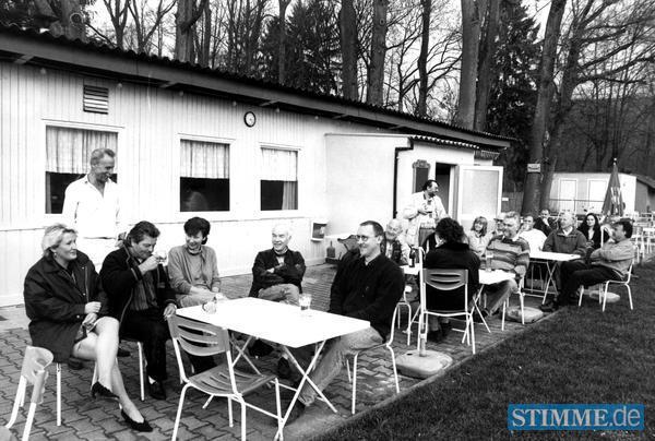 Für das Pressefoto versammeln sich Mitglieder des Heilbronner Licht-und Luft-Bads nach der Hauptversammlung 1997 vor ihrem Vereinsgasthaus.