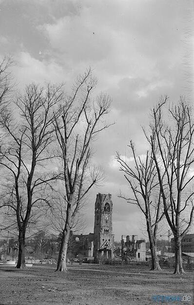 Blick auf die Ruine der Friedenskirche 1951 von der Bismarckstraße aus. Rechts im Hintergrund der Wiederaufbau der IHK Heilbronn.