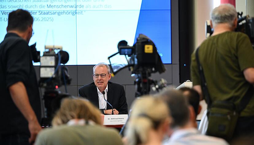 Verfassungsschutzchef Wilfried Peters nennt Gr&uuml;nde der Beh&ouml;rde zur Einstufung der AfD in Brandenburg als gesichert rechtsextremistisch.