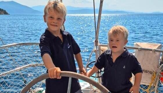 Immer auf Kurs: Die beiden Söhne Samuel (links) und Elias auf der "Feuerland". Immer auf Kurs: Die beiden Söhne Samuel (links) und Elias auf der "Feuerland".