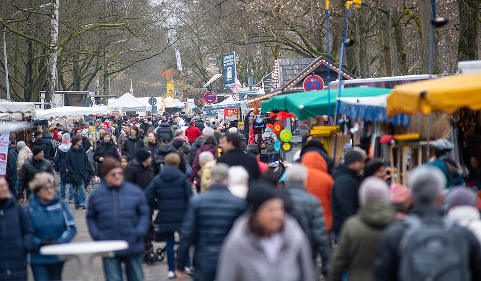 Am Freitag startete der Heilbronner Pferdemarkt mit zahlreichen Besuchern am neuen Standort. Am Freitag startete der Heilbronner Pferdemarkt mit zahlreichen Besuchern am neuen Standort.