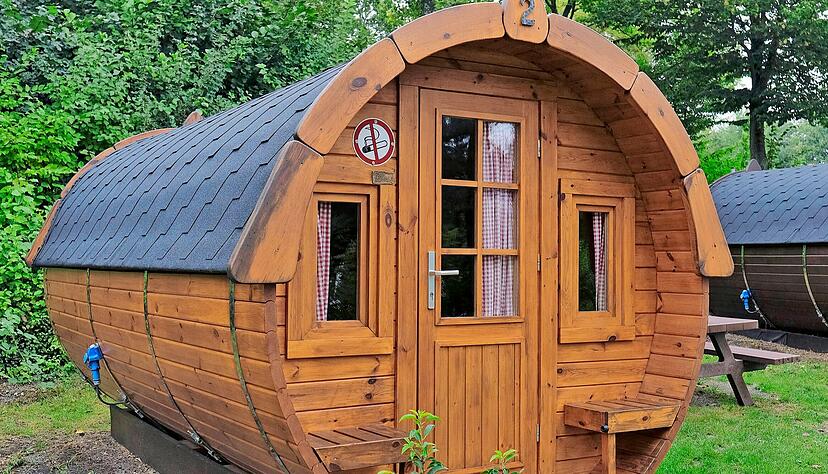 Die Fässer am Breitenauer See gibt es in zwei verschiedenen Größen. Die Fässer am Breitenauer See gibt es in zwei verschiedenen Größen.