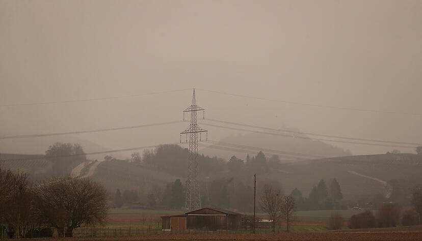Der Saharastaub sorgt f&uuml;r einen seltsam tr&uuml;ben Himmel beim Blick von B&ouml;nnigheim auf den Michaelsberg bei Cleebronn.
Foto: Veigel