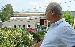 Anwohner Eugen Rak blickt von seinem Balkon in Biberach Richtung A6. Auf der Terrasse erlebt er Lkw-Lärm an manchen Tagen "wie wenn Panzer rollen".