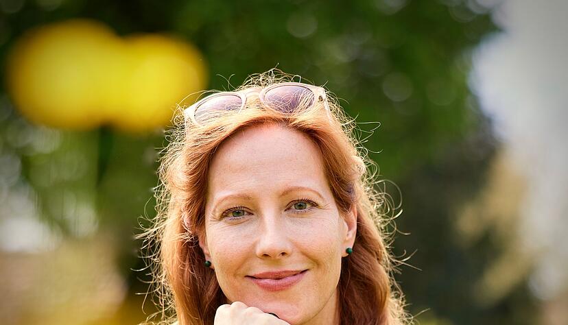 Sarah Benz ist Bestatterin, Trauerbegleiterin, Notfallseelsorgerin und Autorin.