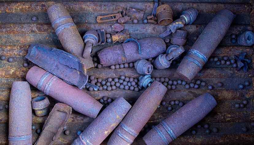 Mit einem Weltkriegsgeschoss im Gesäß hat ein junger Mann in Frankreich einen Einsatz des Kampfmittelräumdienstes in einer Klinik ausgelöst. (Symbolbild) Mit einem Weltkriegsgeschoss im Gesäß hat ein junger Mann in Frankreich einen Einsatz des Kampfmittelräumdienstes in einer Klinik ausgelöst. (Symbolbild)