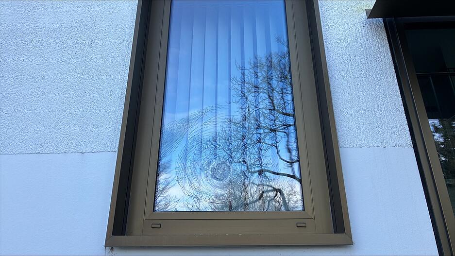 Am Hinterausgang des Amtsgerichts beschädigten unbekannte Täter Scheiben und die Türe.