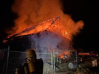Der Schaden nach dem Scheunenbrand in Pfedelbach-Baierbach wird auf rund 300.000 Euro gesch&auml;tzt.