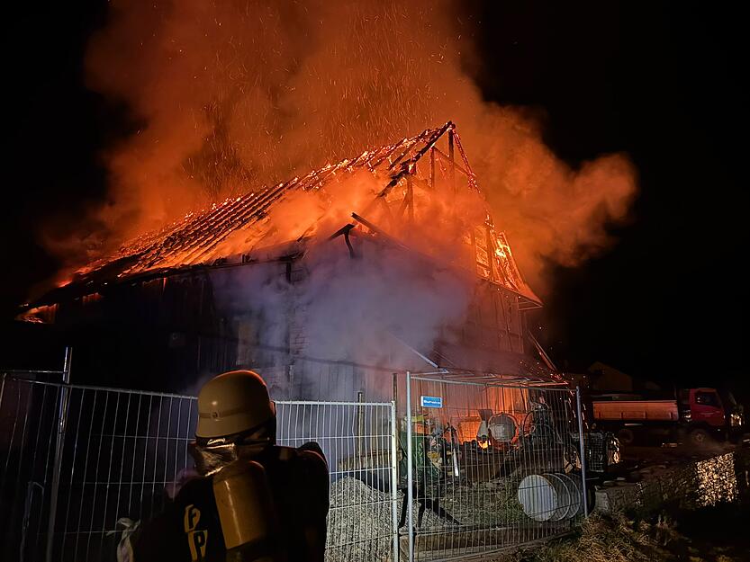 Der Schaden nach dem Scheunenbrand in Pfedelbach-Baierbach wird auf rund 300.000 Euro gesch&auml;tzt.