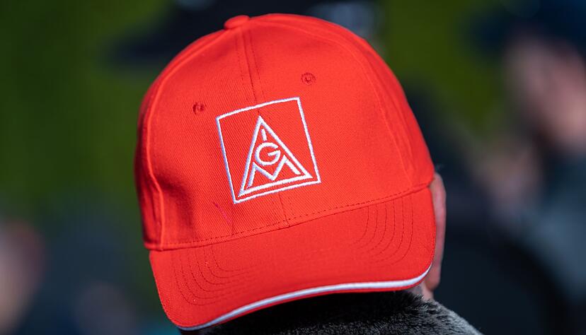 Ein Teilnehmer einer Kundgebung der Gewerkschaft IG Metall. Ein Teilnehmer einer Kundgebung der Gewerkschaft IG Metall.