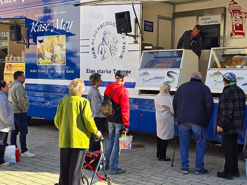 Besucher genie&szlig;en am Freitag das besondere Ambiente in der Innenstadt.