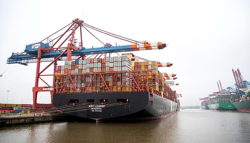 Die deutsche Wirtschaft wird nach einer Prognose im nächsten Jahr nur minimal schrumpfen.