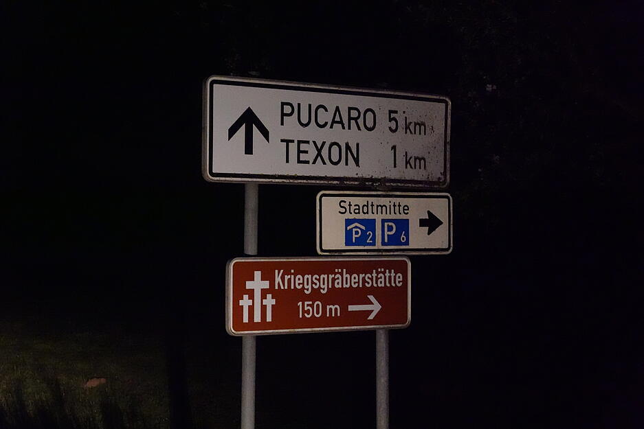 Wegweiser in der Nacht: 5 Kilometer bis Pucaro