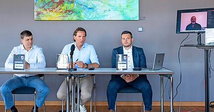 Die Falken-Verantwortlichen bei der Pressekonferenz (v.l.): Martin Jiranek, Steffen Schnizer, Marco Merz und aus Kanada zugeschaltet der neue Trainer Frank Petrozza.
Foto: Christiiana Kunz