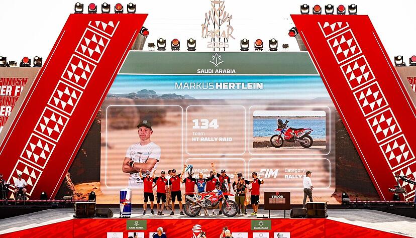 Geschafft: Markus Hertlein und sein Team auf der Bühne. Hier erhalten alle Piloten, die das Ziel erreicht haben, ihre Dakar-Medaille. Geschafft: Markus Hertlein und sein Team auf der Bühne. Hier erhalten alle Piloten, die das Ziel erreicht haben, ihre Dakar-Medaille.
