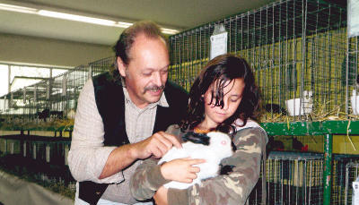 Rolf Lang, Leiter und Organisator der Jungtierschau, sieht sich mit Carolin W&ouml;rthmann eines der rund 200 Kaninchen an. Foto: Marcus Taschke