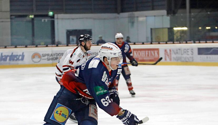 Einer der besten Falken gegen Deggendorf: Alex Lambacher. Foto: Marc Schmerbeck