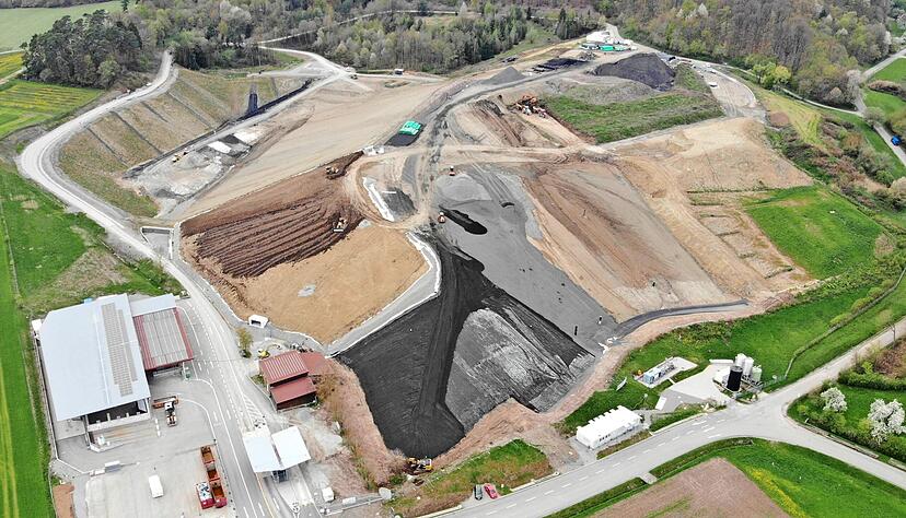 Die Oberfläche der einstigen Hausmülldeponie wird derzeit mit Schlacke und Gießerei-Sand verfestigt (mittlerer und rechter Bereich). Im neuen Abschnitt (links hinten) werden seit Oktober Bauschutt und Erdaushub entsorgt. Die Einfahrt wurde erneuert, links ist der überdachte Wertstoffhof, daneben entsteht die AWH-Zentrale.
Foto: privat