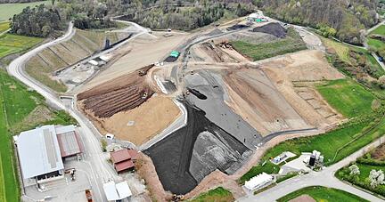 Die Oberfläche der einstigen Hausmülldeponie wird derzeit mit Schlacke und Gießerei-Sand verfestigt (mittlerer und rechter Bereich). Im neuen Abschnitt (links hinten) werden seit Oktober Bauschutt und Erdaushub entsorgt. Die Einfahrt wurde erneuert, links ist der überdachte Wertstoffhof, daneben entsteht die AWH-Zentrale.
Foto: privat Die Oberfläche der einstigen Hausmülldeponie wird derzeit mit Schlacke und Gießerei-Sand verfestigt (mittlerer und rechter Bereich). Im neuen Abschnitt (links hinten) werden seit Oktober Bauschutt und Erdaushub entsorgt. Die Einfahrt wurde erneuert, links ist der überdachte Wertstoffhof, daneben entsteht die AWH-Zentrale.
Foto: privat