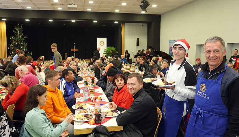 60 Helfer des Rotary-Clubs Heilbronn-Unterland servieren in zwei Schichten über 200 Menschen Weihnachtsessen.