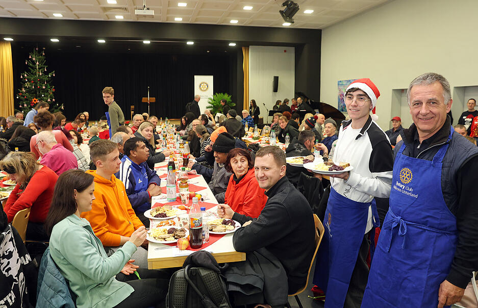 60 Helfer des Rotary-Clubs Heilbronn-Unterland servieren in zwei Schichten über 200 Menschen Weihnachtsessen.