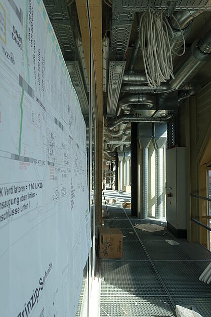 Im zweiten Bauabschnitt ist zwischen Au&szlig;enh&uuml;lle und Innenh&uuml;lle ein schmaler Gang. Hier sind zahlreiche Installationen gef&uuml;hrt.