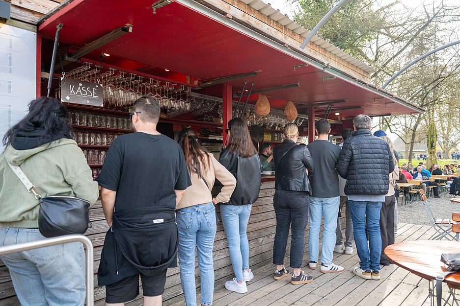 Es heißt Schlange stehen in der Kaffeebucht. Wer ein Getränk haben möchte, übt sich in etwas Geduld. Es heißt Schlange stehen in der Kaffeebucht. Wer ein Getränk haben möchte, übt sich in etwas Geduld.