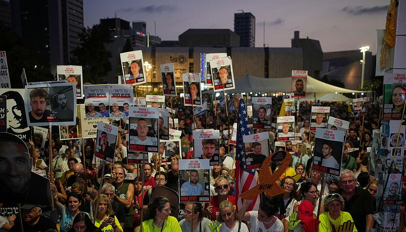 Zehntausende Menschen demonstrierten in Tel Aviv gegen die von der israelischen Regierung geplante Ausweitung des Gaza-Kriegs.