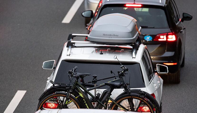 Dachboxen und Fahrradträger sollten nach dem Urlaub entfernt werden, um den Luftwiderstand und Spritverbrauch zu senken. Dachboxen und Fahrradträger sollten nach dem Urlaub entfernt werden, um den Luftwiderstand und Spritverbrauch zu senken.